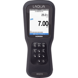 medidor de calidad de agua Horiba LAQUA WQ-310-K, medidor portátil multiparámetro, sensor de pH ORP conductividad temperatura TDS salinidad resistencia, equipo para análisis de agua robusto e impermeable IP67, medidor de agua con pantalla LCD retroiluminada, instrumento para monitoreo ambiental de agua, equipo de medición de agua para acuicultura, medidor de parámetros en aguas residuales, dispositivo portátil de análisis de aguas, medidor preciso y compacto Horiba, equipo con calibración automática de pH y conductividad, medidor de pH portátil profesional, analizador multi-parámetro con memoria de datos, instrumento de medición con compensación automática de temperatura, equipo de análisis de agua para laboratorio y campo, instrumento resistente al polvo para análisis hídrico, medidor de agua con duración de batería extendida, dispositivo de control de calidad de agua en procesos industriales, kit completo con sensor y soluciones de calibración, herramienta profesional para control de calidad del agua, equipo para investigación científica y educativa sobre agua.